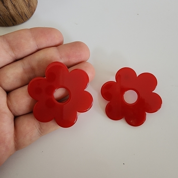 NEW Retro Red Resin Flower Daisy Stud Earrings - Picture 4 of 6